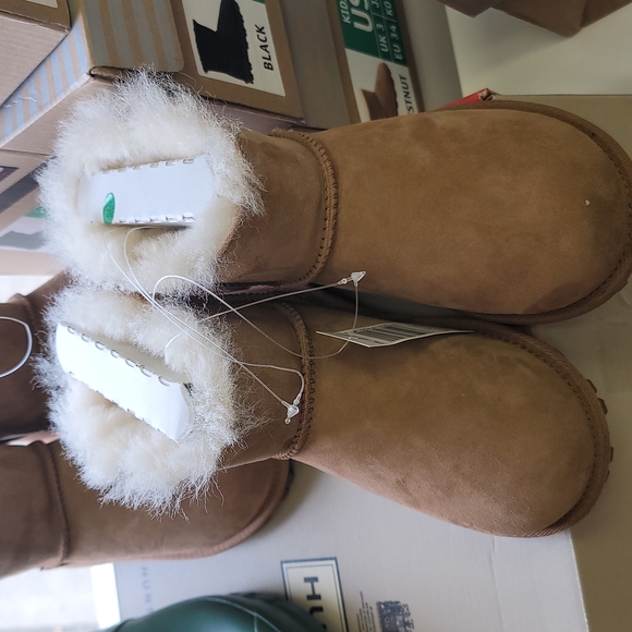 *Kirkland Signature Kids Genuine Shearling Boots - Picture 2 of 5